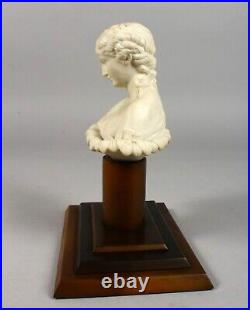 19th century Classical Parian Figurine Bust of Townley´s Clutie On The Pedestal