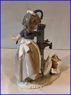 HUMID LLADRO #5285 SUMMER ON THE FARM GIRL PUMPING WATER-EXCELLENT withO. BOX