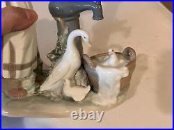 HUMID LLADRO #5285 SUMMER ON THE FARM GIRL PUMPING WATER-EXCELLENT withO. BOX