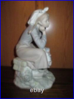 LARGE 1972 LLADRO PORCLAIN GIRL with DOLL SITTING FIGURE #1211 no box