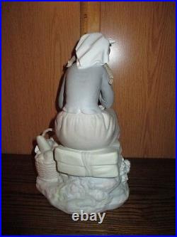 LARGE 1972 LLADRO PORCLAIN GIRL with DOLL SITTING FIGURE #1211 no box