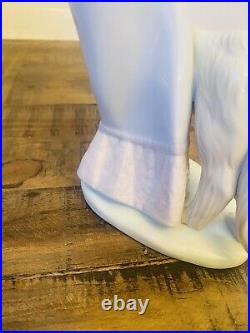 Lladro 1997 Stepping Out Porcelain Glazed 13 Collectible Figurine Detailed