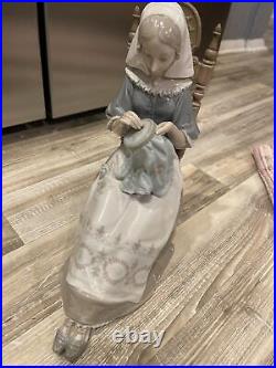 Lladro 4865 BORDADORA Porcelain Figurine Lady Embroider Knitting Needlepoint Lladro 4865 BORDADORA Porcelain Figurine Lady Embroider Knitting Needlepoint