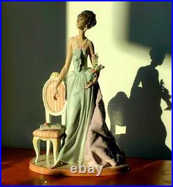 Lladro A French Lady of Taste w Flower with Lladro Original Large Box