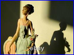 Lladro A French Lady of Taste w Flower with Lladro Original Large Box