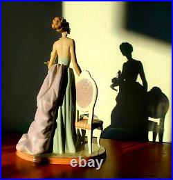 Lladro A French Lady of Taste w Flower with Lladro Original Large Box