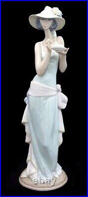 Lladro Elegant Lady Mint In Box