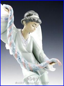 Lladro Figurine 12-1/4 ANGEL WITH GARLAND #6133 Retired Mint