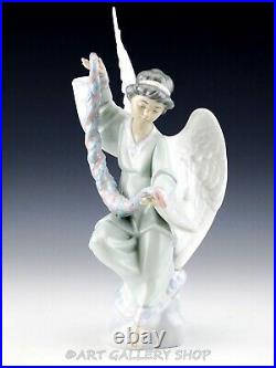 Lladro Figurine 12-1/4 ANGEL WITH GARLAND #6133 Retired Mint