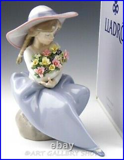 Lladro Figurine FRAGRANT BOUQUET GIRL WITH FLOWERS & HAT #5862 Retired Mint Box