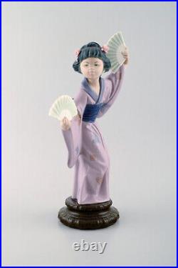 Lladro, Spain. Large figure in glazed porcelain. Geisha with fans. 20th century