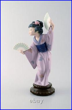 Lladro, Spain. Large figure in glazed porcelain. Geisha with fans. 20th century
