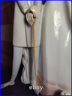 Nao by Lladro Spain 4563 RARE Lovers Couple with Puppy & Parasol Umbrella, 19 1/2