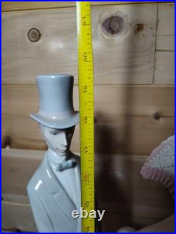 Nao by Lladro Spain 4563 RARE Lovers Couple with Puppy & Parasol Umbrella, 19 1/2