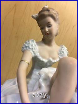 New Vintage Wallendorf Seated Ballerina Lacing Shoe Figurine 1318-2 Germany